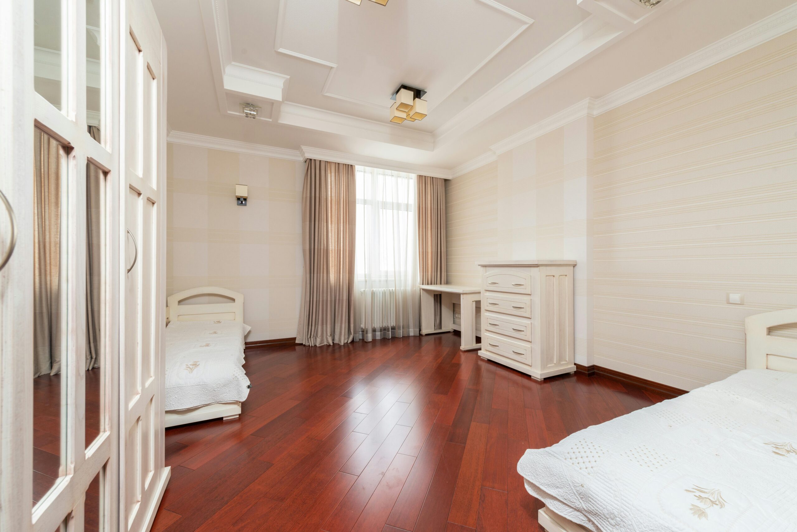 Porównanie paneli laminowanych i winylowych – co wybrać do swojego wnętrza?