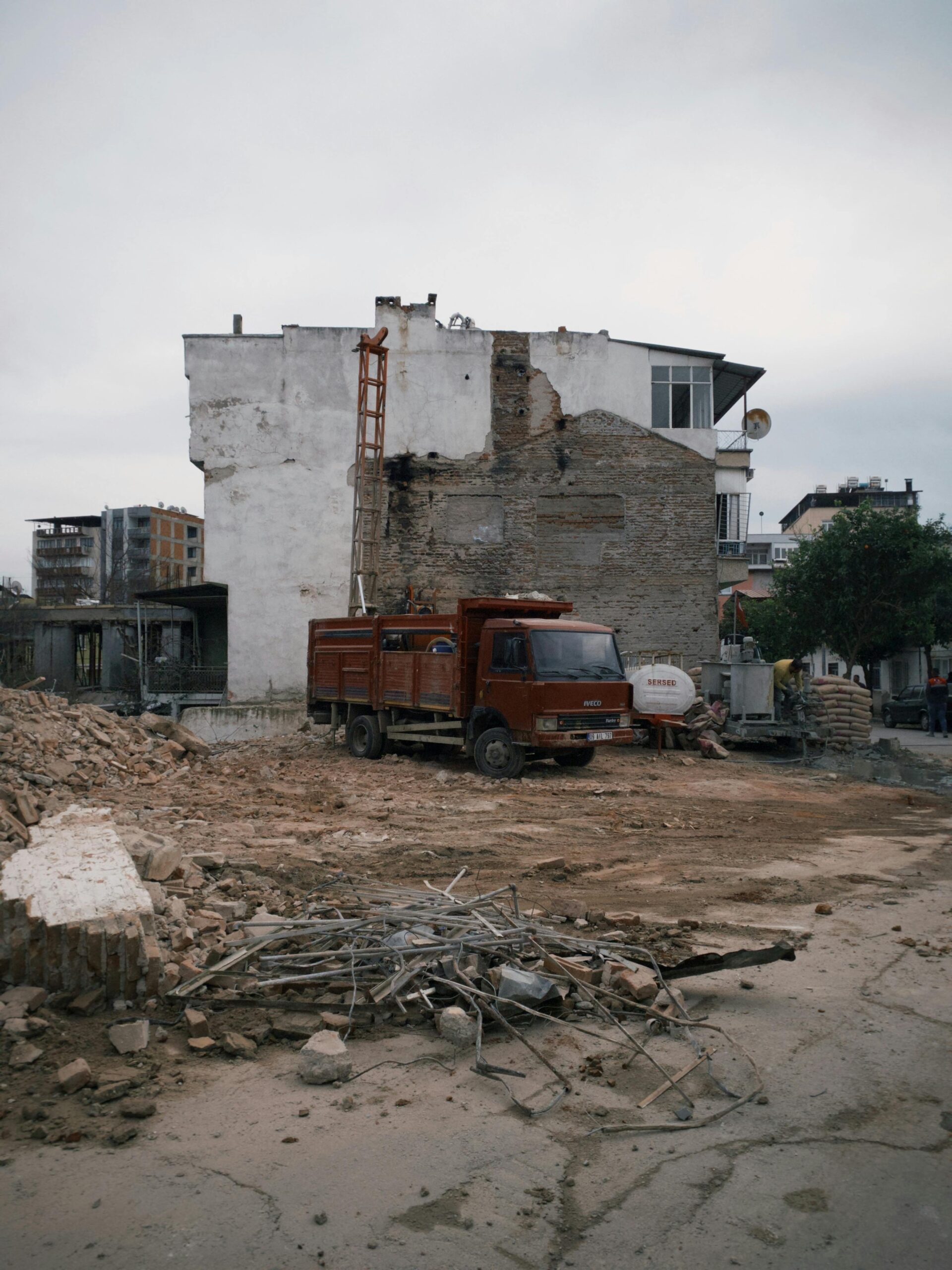 Od czego zależy czas wykonania rozbiórki domu?